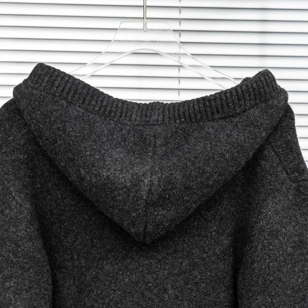 P330 top version (different currencies) Style: Stone Island STONE LSLAND high weight knitted wool V-neck hooded sweater Color: Picture color Size: M-XXXL Fabric: Blended Accessories: Full set of customized accessories No gender distinction, same style for men and women
